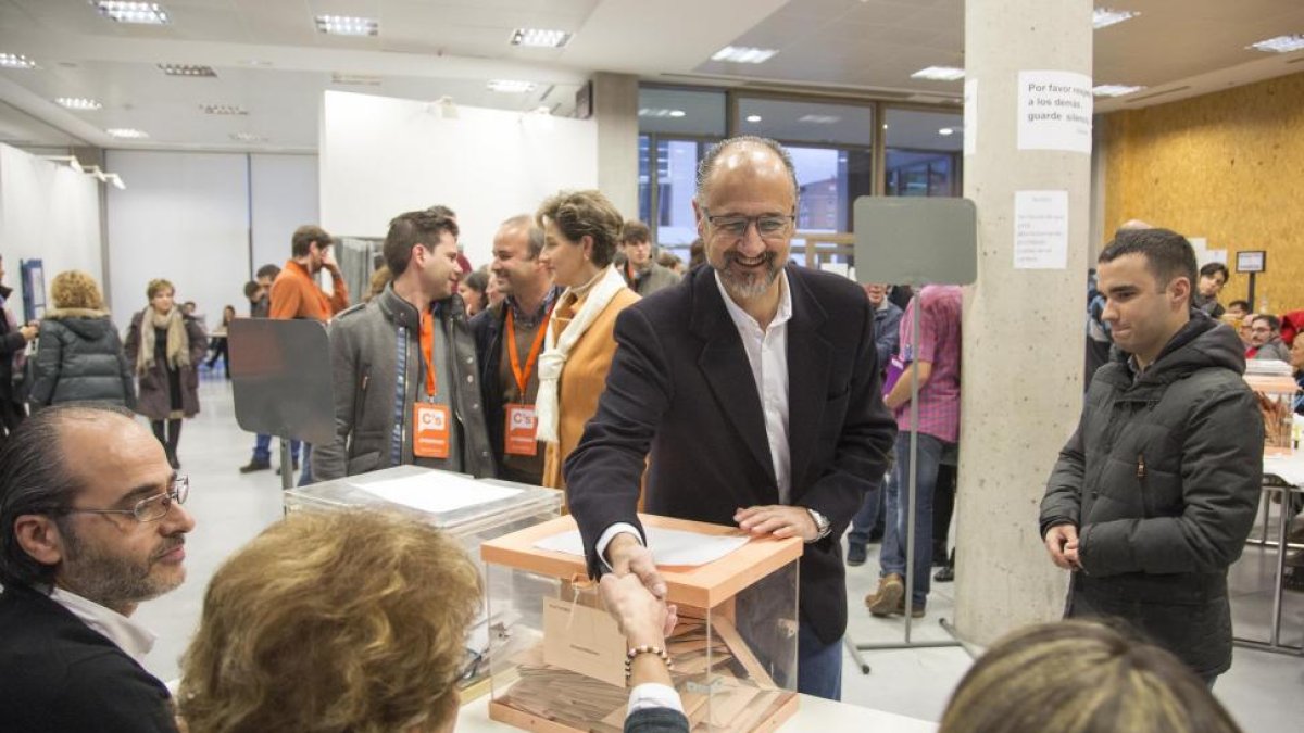 Votación de Luis Fuentes, acompañado del candidato por Salamanca, Pablo Yáñez (D) en el Centro Municipal Integrado Julián Sánchez El Charro-ICAL