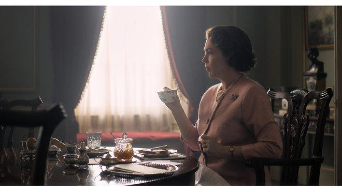La actriz Olivia Colman, como la reina Isabel II, en la serie de Netflix The Crown.-NETFLIX