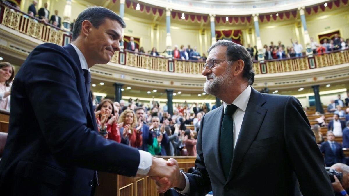 Mariano Rajoy felicita a Pedro Sánchez tras la moción de censura que supuso el desalojo del PP de la Moncloa.-DIEGO CRESPO
