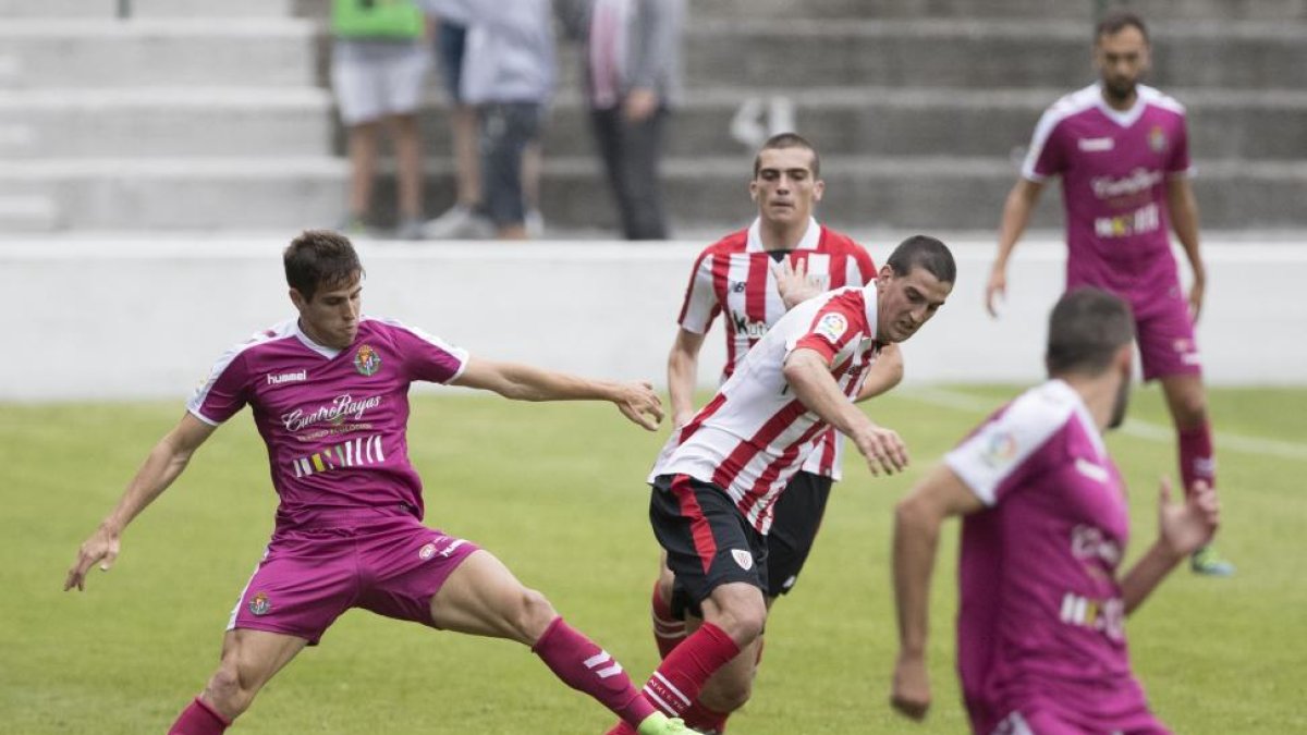 Hervías intenta llevarse el balón ante la presencia de San José en el partido contra el Athletic.-DAVID S. BUSTAMANTE