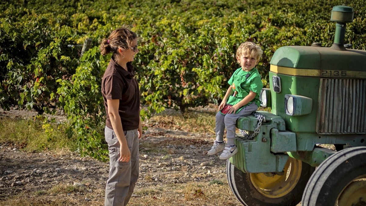Claire Concejo junto a su hijo Mario en el viñedo ubicado en Ribera del Duero.  / J.I ÁLVAREZ BREVERS