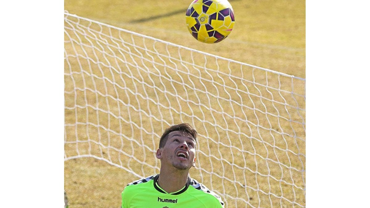 Hernán Pérez cabecea el balón durante uno de los partidillos de futvoley del entrenamiento-Pablo Requejo
