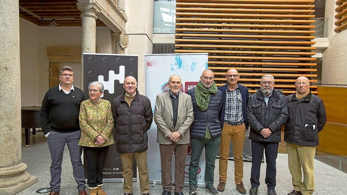El secretario de UGT en Ávila, Javier García, la ex ministra Matilde Fernández, Faustino Temprano, Demetrio Madrid, Evelio Angulo, el profesor de la ULE, Javier Rodríguez, Cándido Méndez; y el secretario de Organización entre 1980 y 1993, Antón Saracibar-ICAL