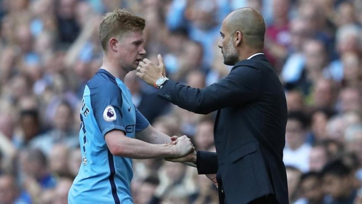 Pep Guardiola felicita a Kevin de Bruyne en el momento de su sustitución.-REUTERS / PHIL NOBLE