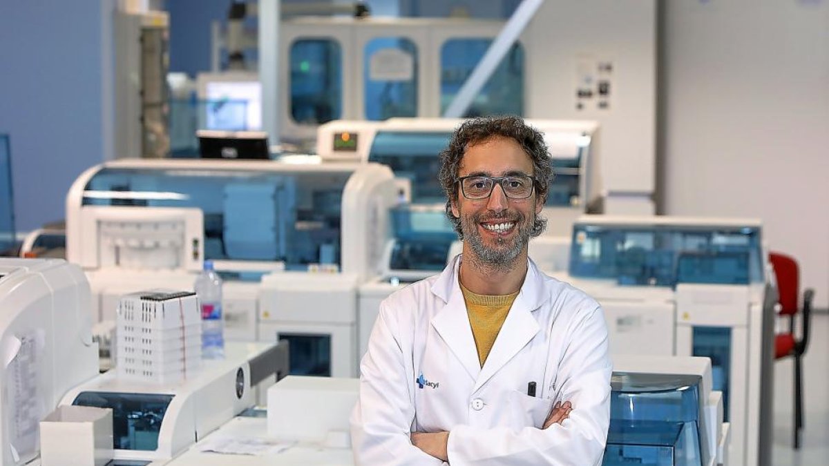 Hugo Gonzalo en uno de los laboratorios del Hospital Clínico Universitario de Valladolid.-J.M. LOSTAU