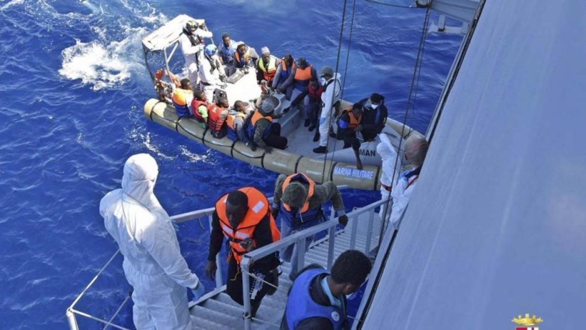 Un barco de la marina italiana rescata a un grupo de migrantes frente a las costas de Sicilia el lunes.-REUTERS