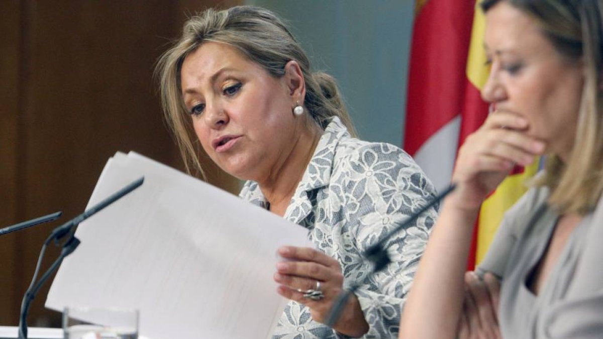 La vicepresidenta y portavoz de la Junta de Castilla y León, Rosa Valdeón, junto a la consejera de Hacienda, Pilar del Olmo, comparecen en la rueda de prensa posterior al Consejo de Gobierno.-ICAL