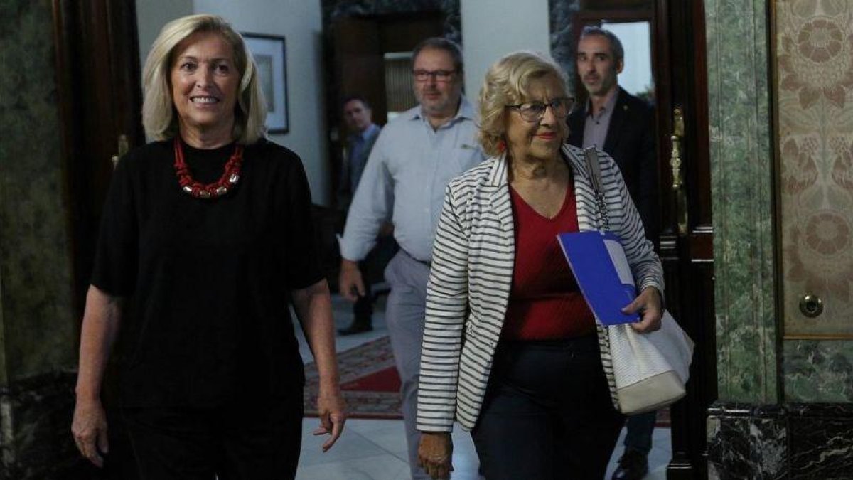 La Delegada del Gobierno en Madrid, Concepción Dancausa, y la alcaldesa, Manuela Carmena, en una reunión este martes para reforzar la medidas de seguridad tras los atentados en Cataluña.-DAVID CASTRO