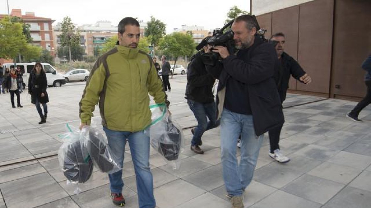 Llegada a los juzgados de El Vendrell del maletín y los tres maletines incautados en los registros de CDC.-JOAN REVILLAS