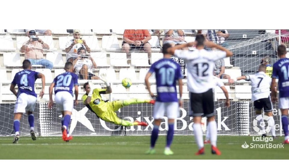 Imagen de un enfrentamiento de la pasada campaña entre el Burgos y el Real Valladolid. / LALIGA