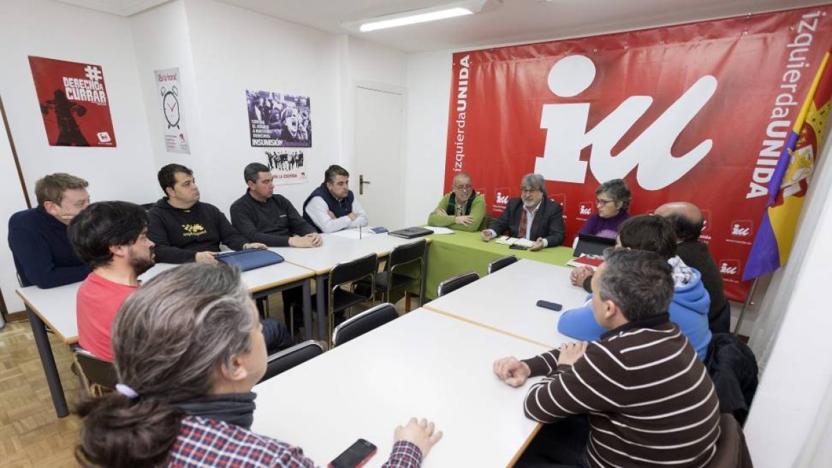 El coordinador general de IU en Castilla y León, José María González (c), durante la reunión con el Comité de Empresa de la planta de Nissan en Ávila-Raúl Sanchidrián