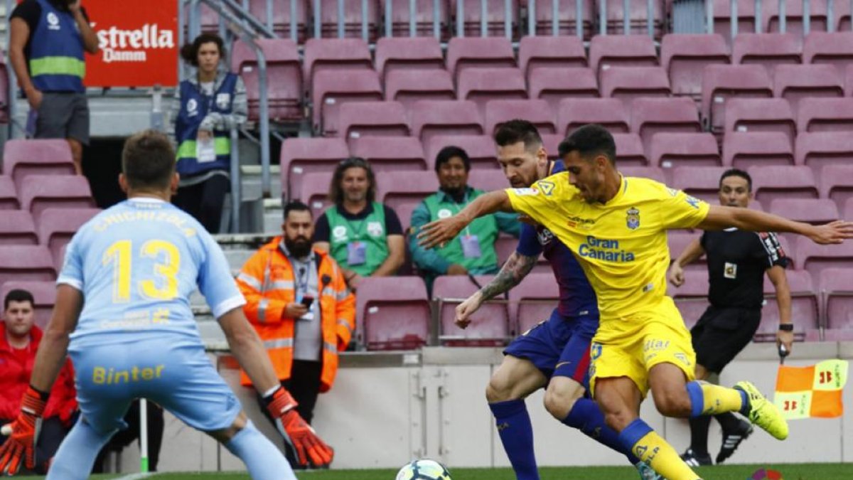 Herrera intenta tapar a Messi en el Barcelona-Las Palmas.-LALIGA