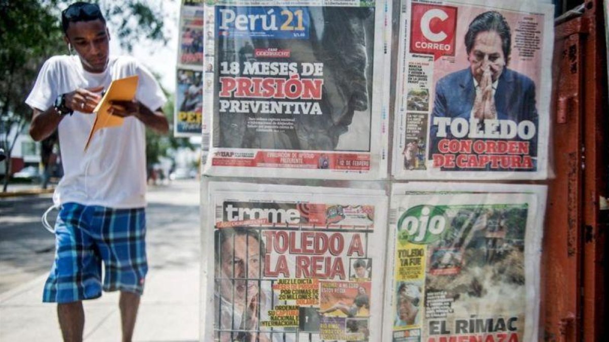 Un quiosco en Lima con la información sobre la orden de captura en los periódicos del día.-AFP / ERNESTO BENAVIDES