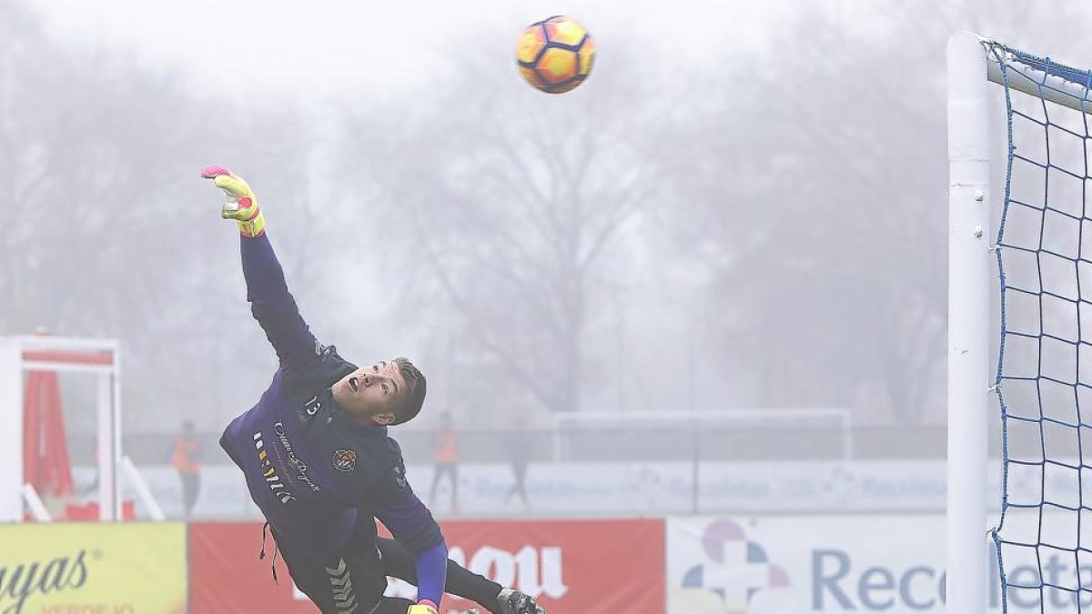 Isaac Becerra se lanza para despejar un lanzamiento durante el entrenamiento de ayer.-J.M.LOSTAU