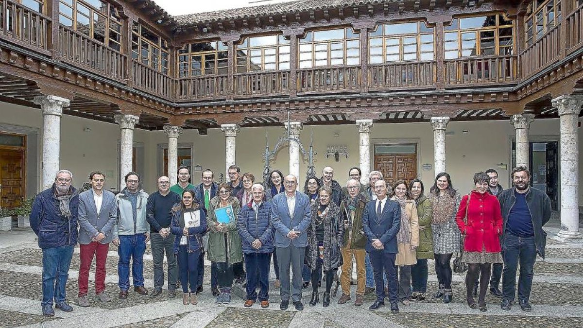 Jesús Julio Carnero posa junto a los firmantes de los 22 convenios sobre Cooperación Internacional para el Desarrollo y Ayuda Humanitaria.-E.M.