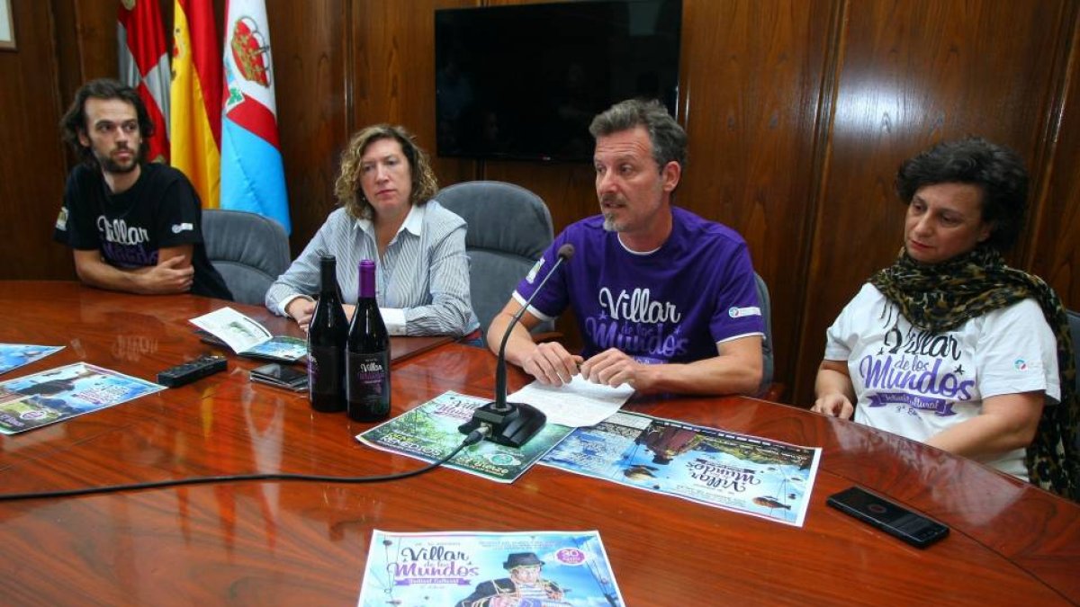 La concejala de Cultura del Ayuntamiento de Ponferrada, María Antonia Gancedo (2I), junto a los organizadores del festival 'Villar de los Mundos', durante su presentación esta mañana en el Ayuntamiento de Ponferrada-ICAL