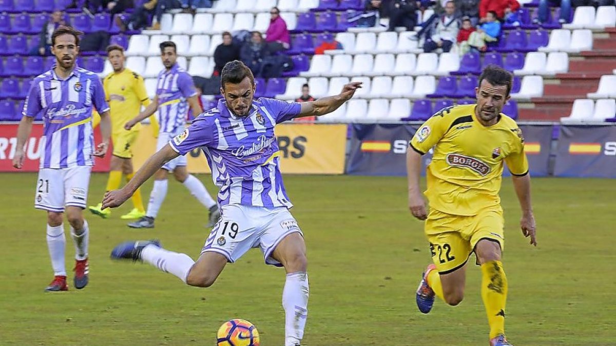Jordán dispara a puerta en el Real Valladolid-Reus de la primera vuelta-Pablo Requejo