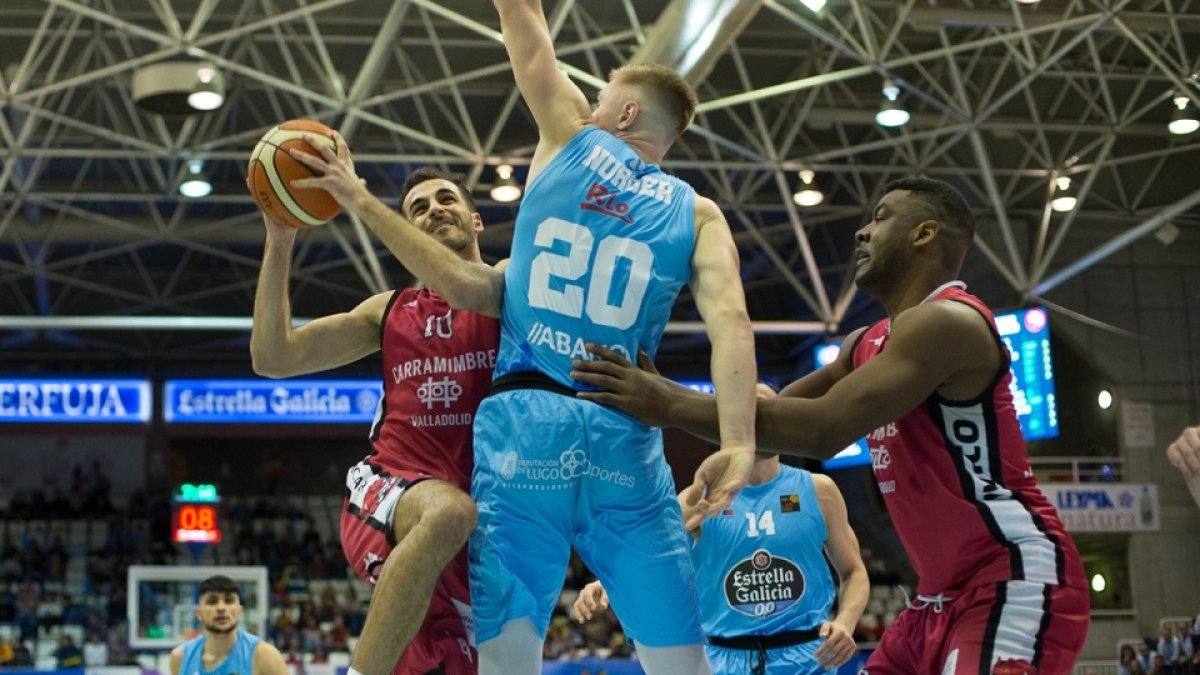 Federico se topa con la ‘torre’ del Breogán Rauno Nurger en una acción del partido de ayer en Lugo. - LOF