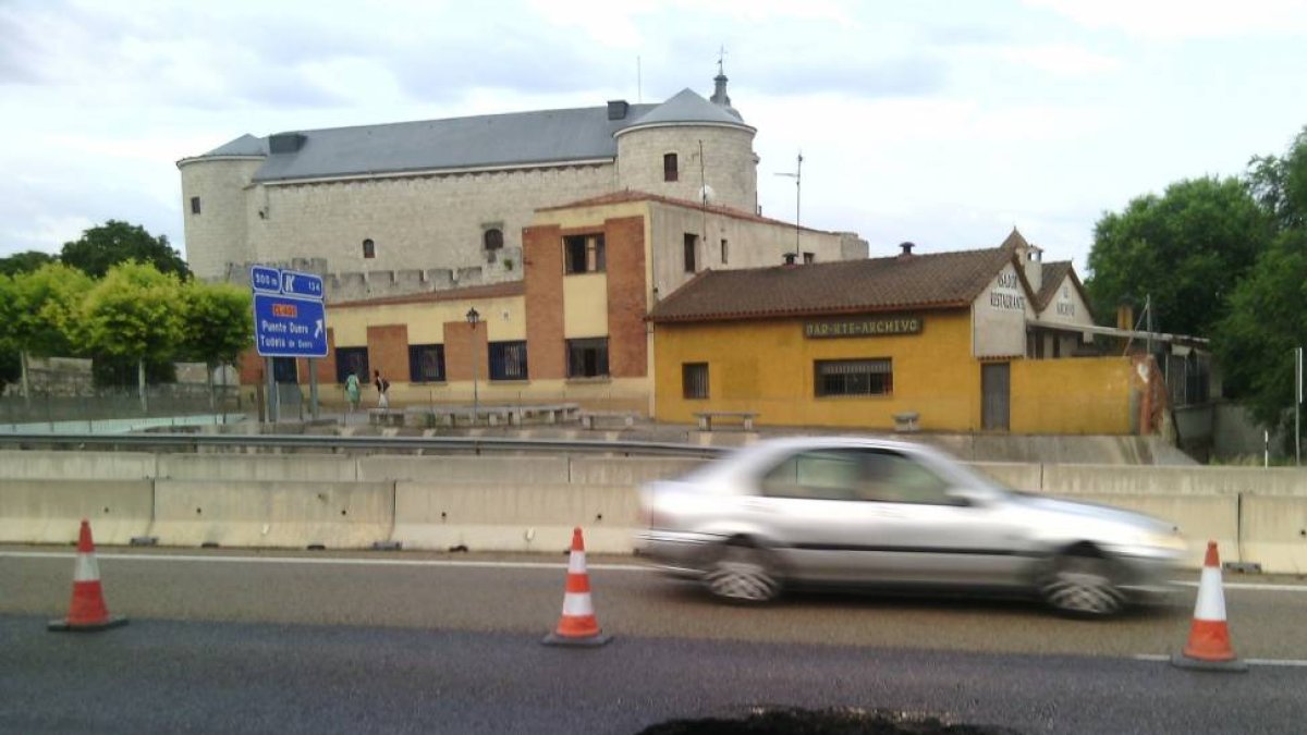 Socavón en uno de los carriles de la A-62 a la altura de Simancas.-L. de la Fuente