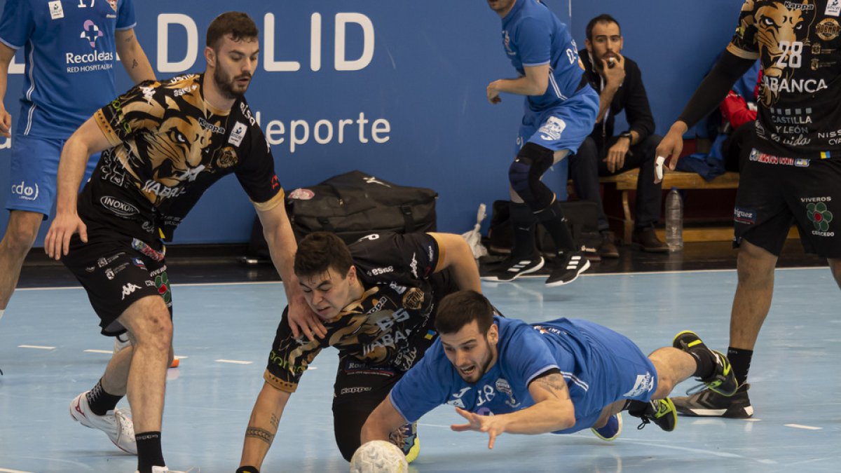 Miguel Martínez arma el brazo antes de lanzar sobre la defensa hundida del Ademar. / PHOTOGENIC