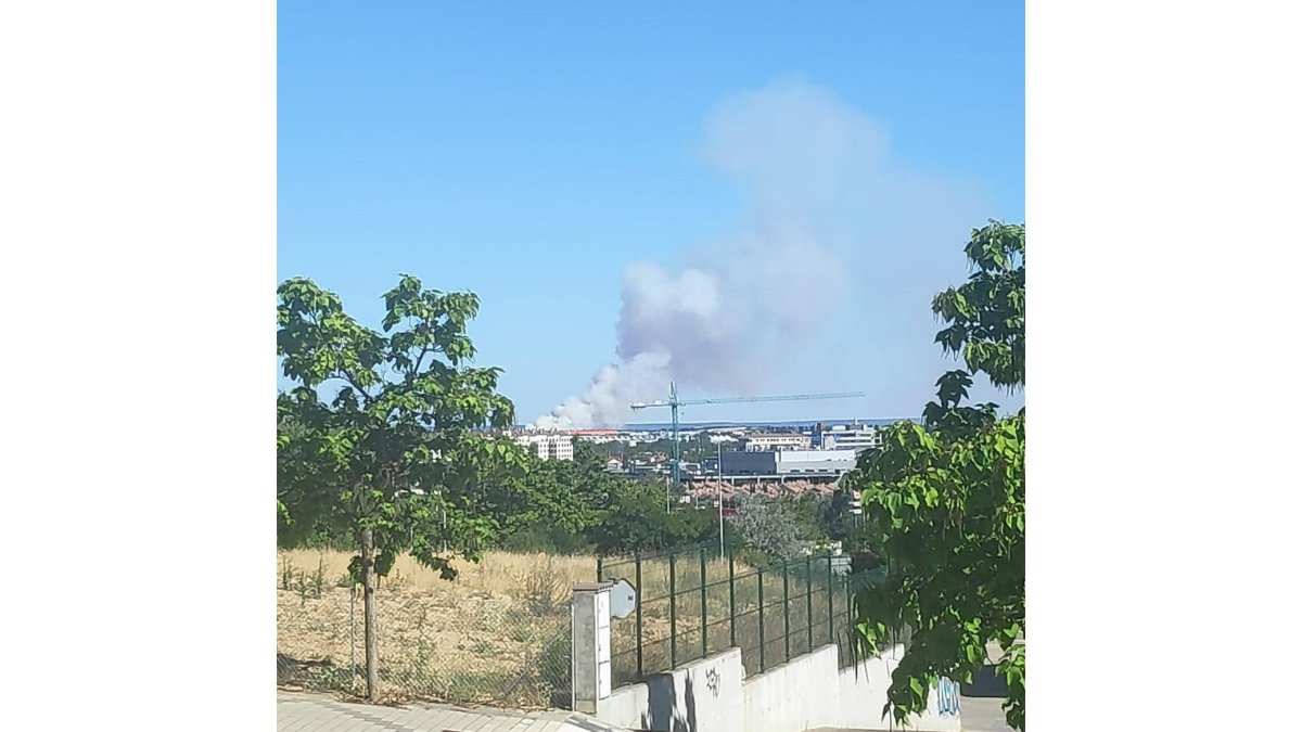 Incendio en las naves abandonadas en el Camino de Juana Jugan. - E. M.