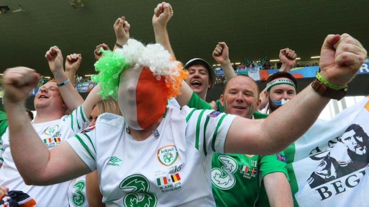 Aficionados irlandeses en Burdeos.-KHALED ELFIQI