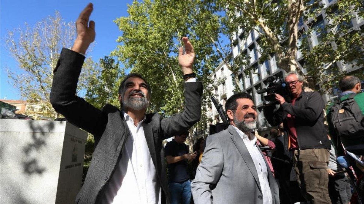 Jordi Sànchez y Jordi Cuixart, tras declarar en la Audiencia Nacional por un delito de sedición.-DAVID CASTRO