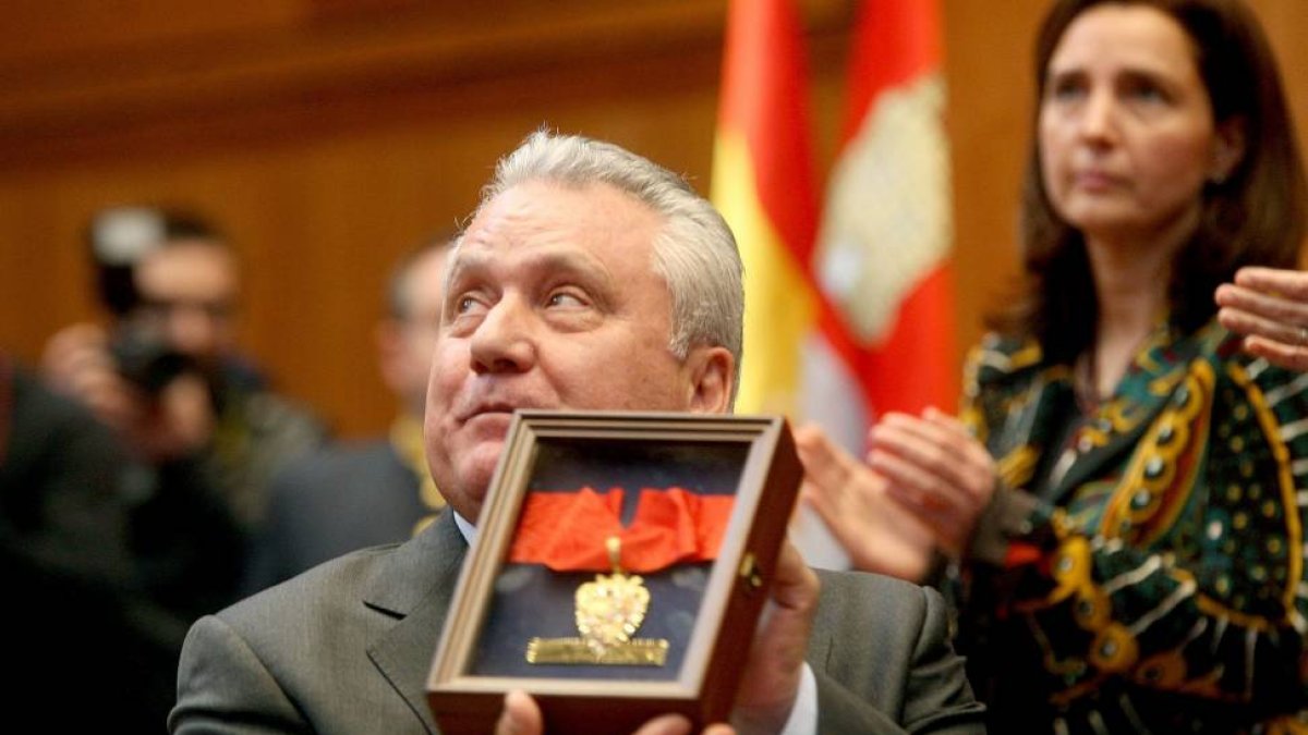 El presidente de la Asociación de Víctimas del Terrorismo de Castilla y León, Juan José Aliste, recibe la medalla de oro de las Cortes-Ical