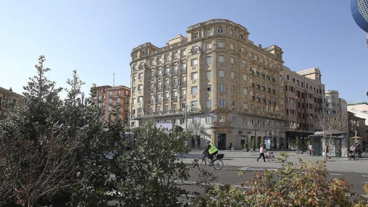 Vista del edificio Caja Duero de la plaza de Zorrilla-El Mundo
