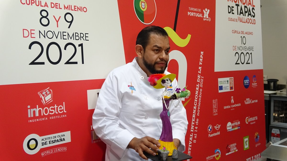 David Quevedo con su tapa 'Chile espiritual'