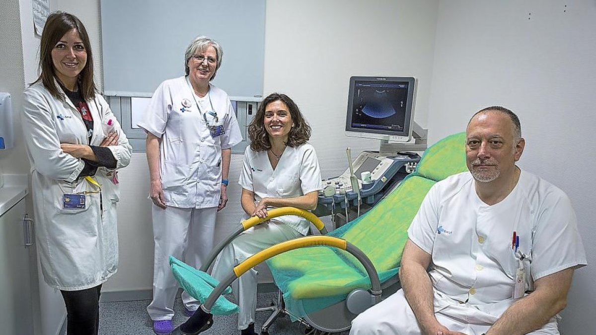 Isabel García, Concha Iglesias, Rut Bernardo y Antonio Curto de la Parte en las instalaciones del Hospital Río Hortega de Valladolid.-MIGUEL ÁNGEL SANTOS
