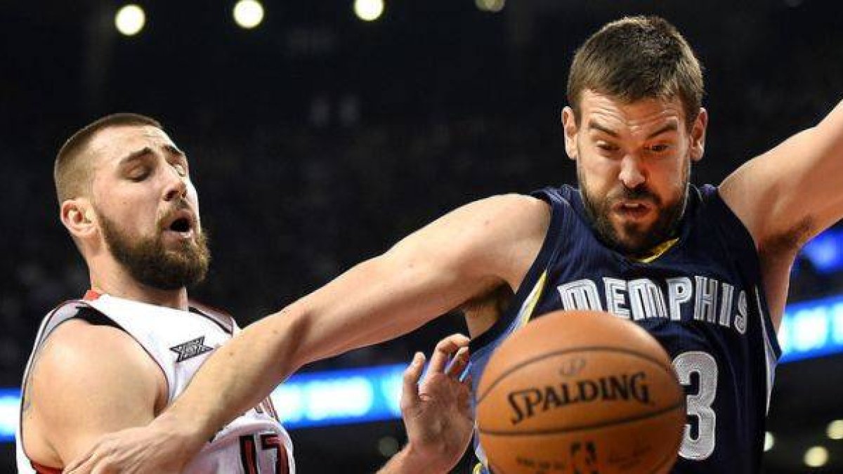Marc Gasol y Jonas Valanciunas luchan por el balón, en un momento del partido entre los Grizzlies y los Raptors.-Foto: USA TODAY / DAN HAMILTON