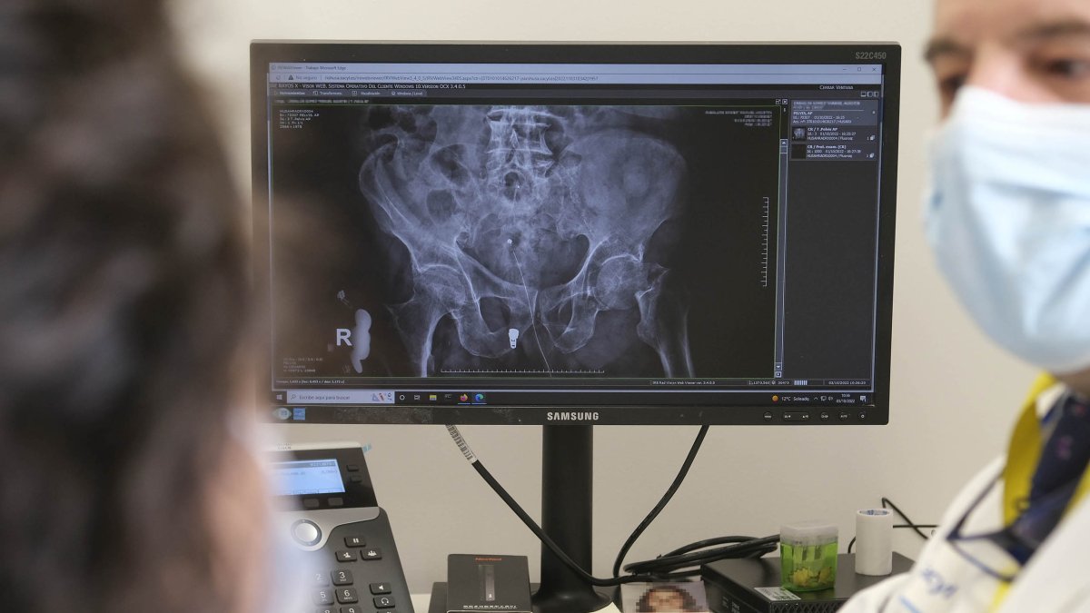 Médico y paciente en la consulta de Traumatología del Hospital de Salamanca. ENRIQUE CARRASCAL