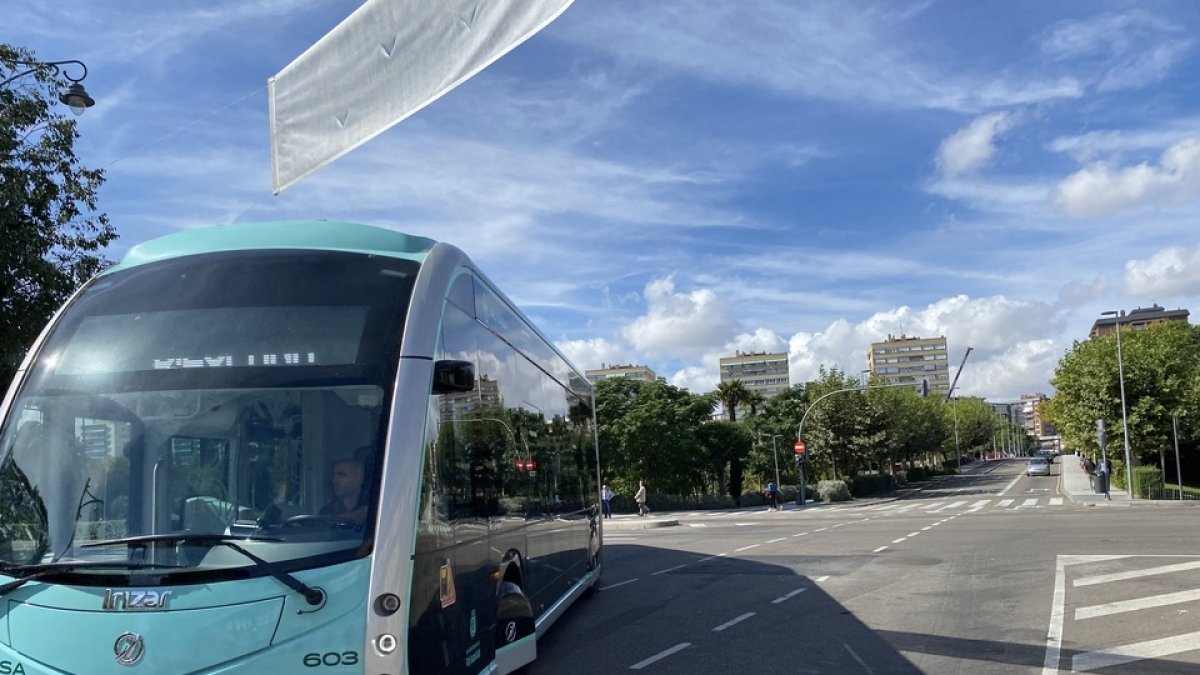 Un autobús circula por la plaza de Poniente. / E. M.