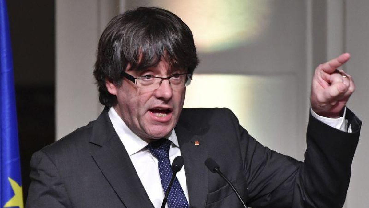 El expresident Puigdemont configura su lista electoral con personalidades del catalanismo político como Jordi Sánchez, Joan Rigol o Marina Geli.-GEERT VANDEN WIJNGAERT (AP)