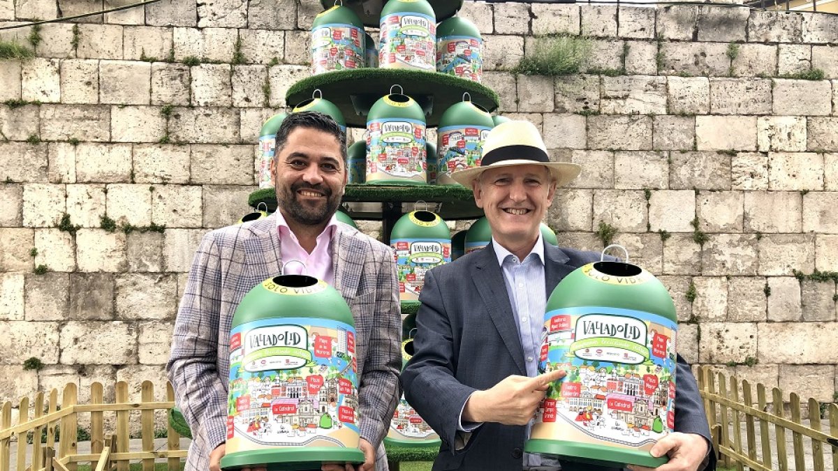 El concejal de Salud Pública y Seguridad Ciudadana, Alberto Palomino presentó hoy en la Plaza de Portugalete la campaña 'El Árbol de los Deseos' junto con el gerente regional de Ecovidrio, José Carlos Agustina. - E. M.