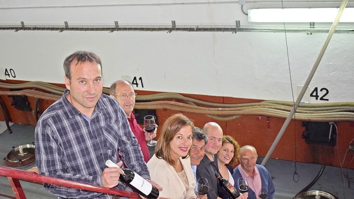 De arriba a abajo: Gustavo Gil, bodeguero; Rebeca Palomo, enóloga; Ernesto Hernando, tesorero; Honorio Arroyo, presidente; Álvaro Sotillos, gerente; Esther Gómez, enóloga, y Felipe Abad, secretario.-