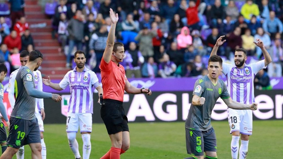 No fue un gol de Zubeldia, aunque lo festejó como si lo fuera.El árbitro anula el gol de Olivas ante la mirada incrédula de Antoñito.-J. M. LOSTAU