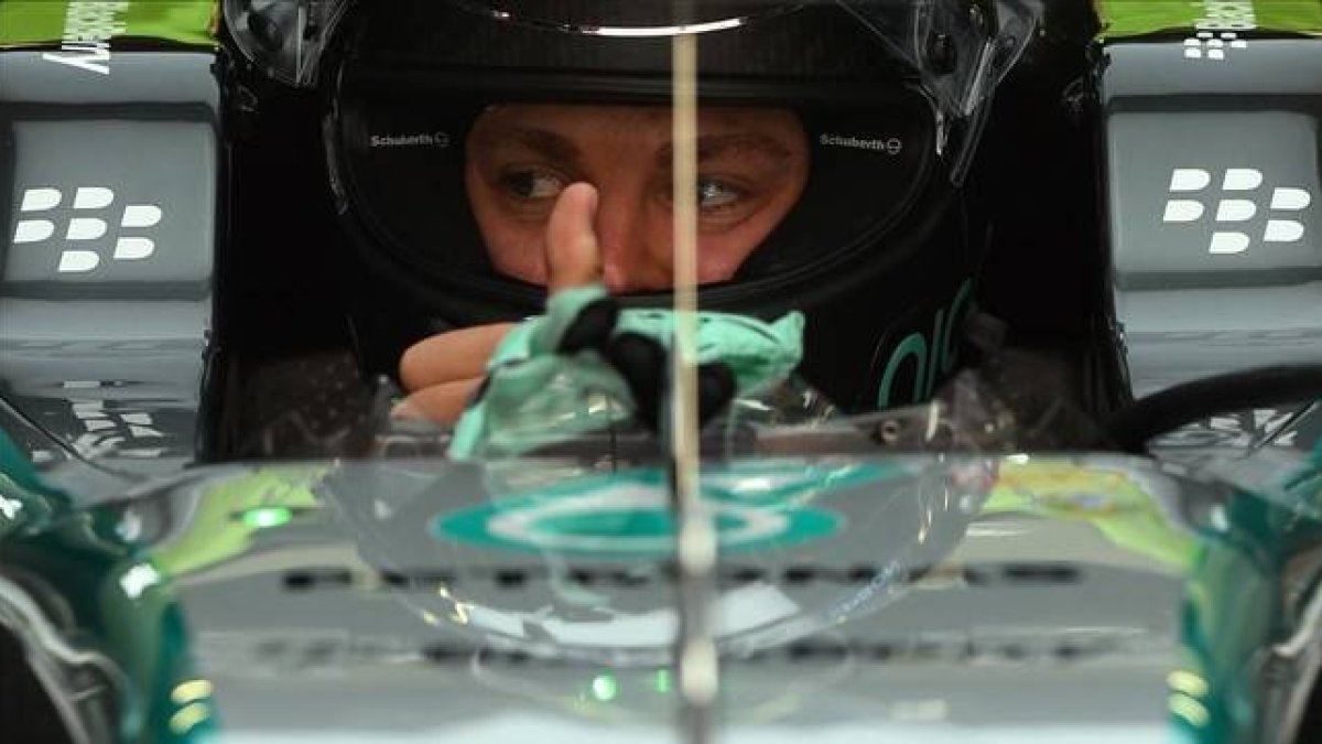 Rosberg da el OK a sus mecánicos desde el interior del Mercedes.-Foto:   AFP / LLUÍS GENÉ