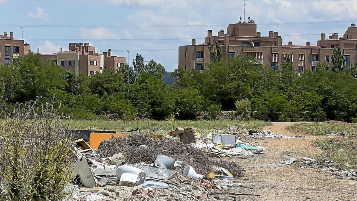 Solares convertidos en un vertedero al lado de los nuevos bloques de Delicias.-PABLO REQUEJO