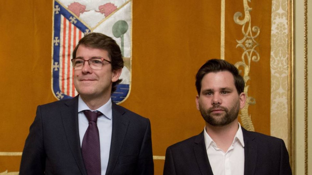 El alcalde de Salamanca, Alfonso Fernández Mañueco, y el portavoz de Ciudadanos en el Ayuntamiento, Alejandro González Bueno, ofrecen una rueda de prensa sobre temas económicos municipales.-ical