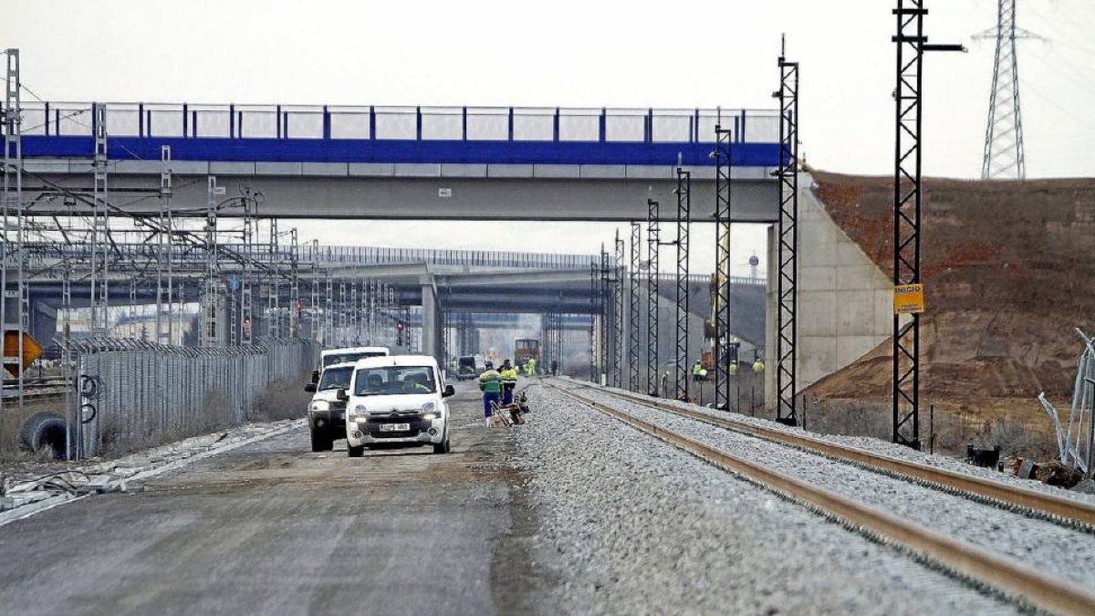 Imagen de archivo de obras del AVE a su llegada a León.-Bruno Moreno