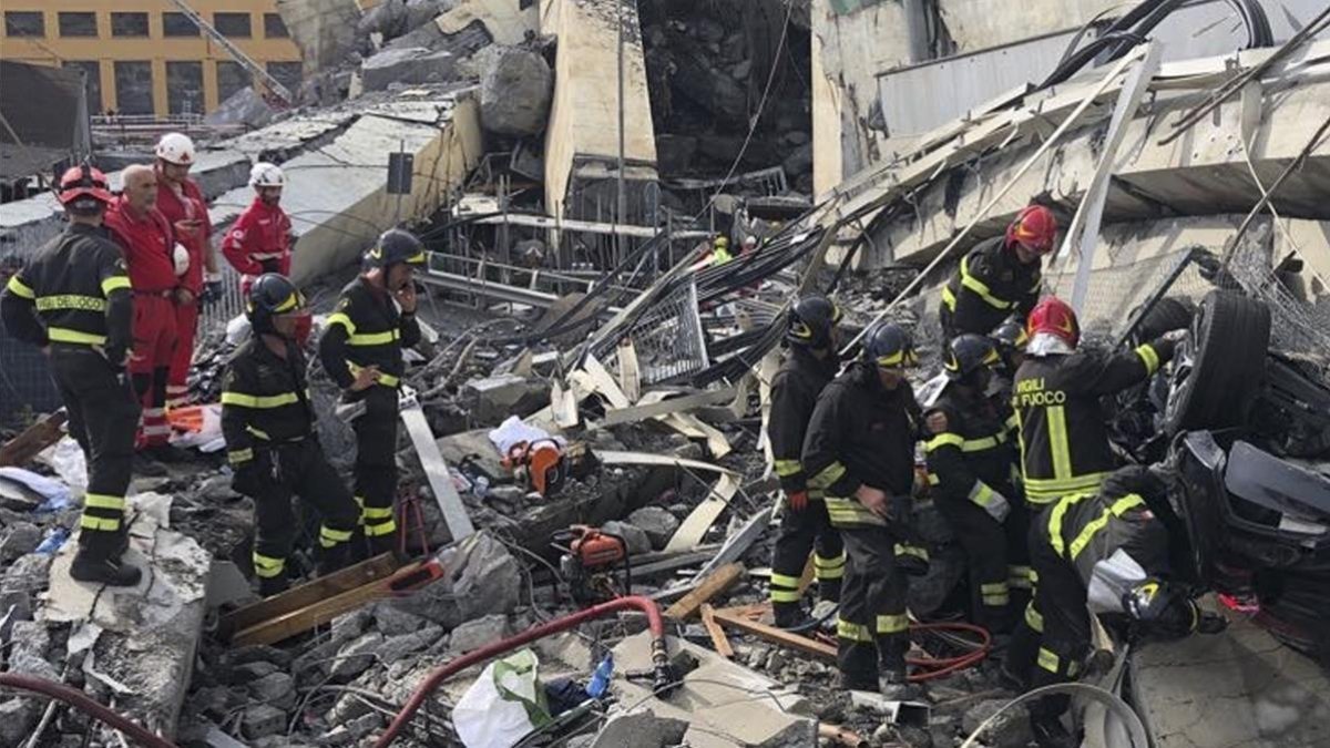 Operarios trabajando en el rescate de víctimas y supervivientes.-EL PERIÓDICO