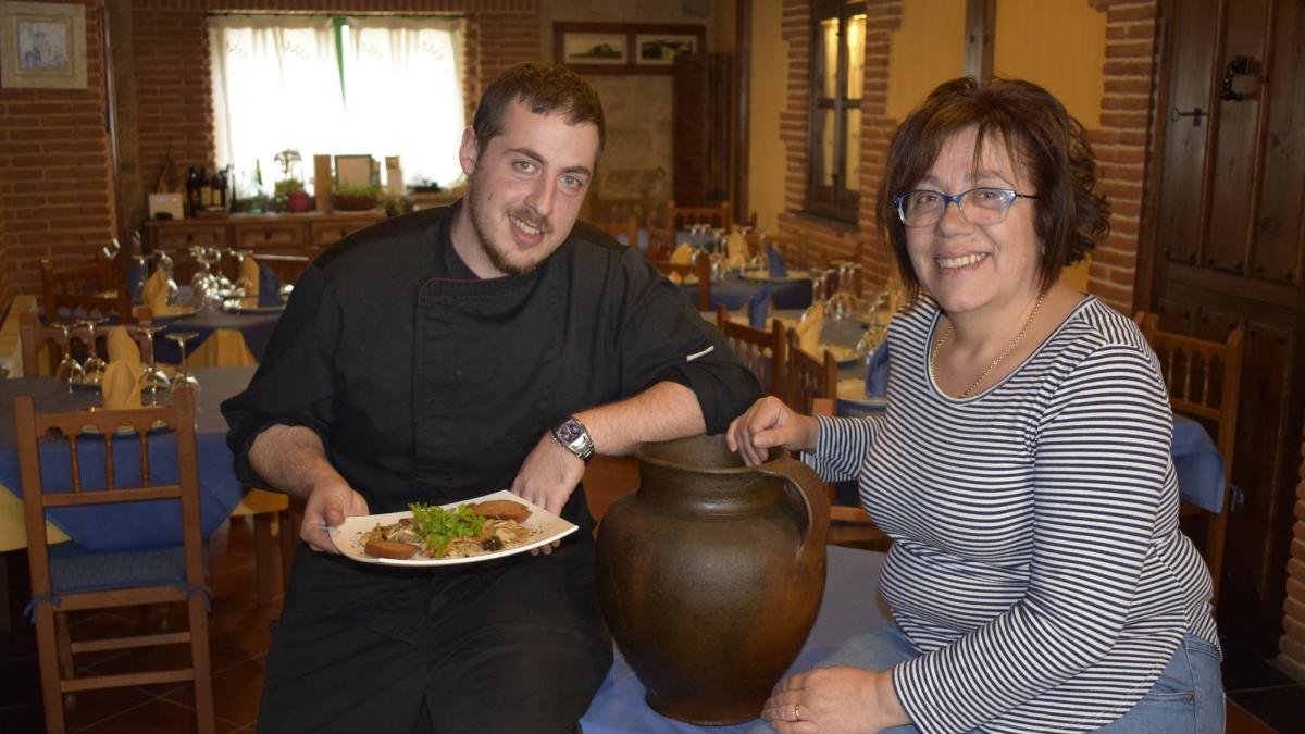 Antonio e Inma, en el comedor y con la tinaja, que da nombre al local.-ARGICOMUNICACIÓN
