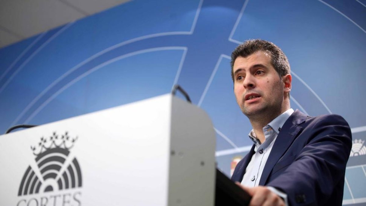 El portavoz del Grupo Parlamentario Socialista y secretario general del PSOE de Castilla y León, Luis Tudanca, informa de la reunión del Grupo de Trabajo Socialista para la reforma del Estatuto de Autonomía de Castilla y León.-ICAL