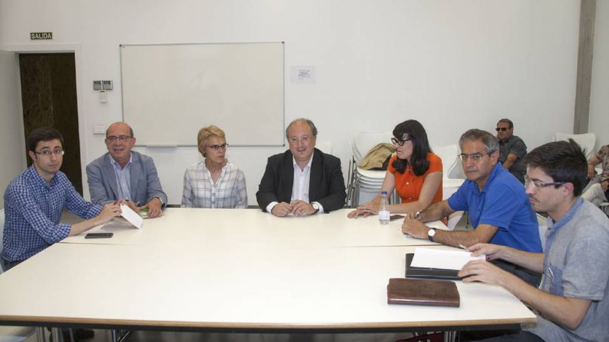 El PSOE y Ganemos mantienen un encuentro para abordar cuestiones relacionadas con la gobernabilidad del Consistorio-Ical