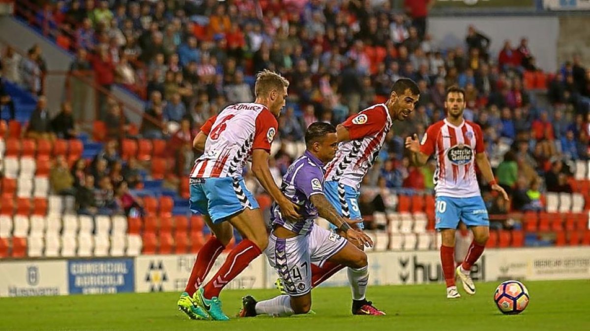 De Tomás cae en su intento de llevarse el balón.-PHOTO-DEPORTE