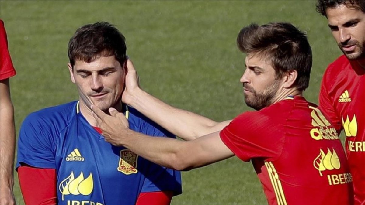 Piqué hace una carantoña a Casillas durante un entrenamiento en la pasada Eurocopa.-JUANJO MARTIN / EFE