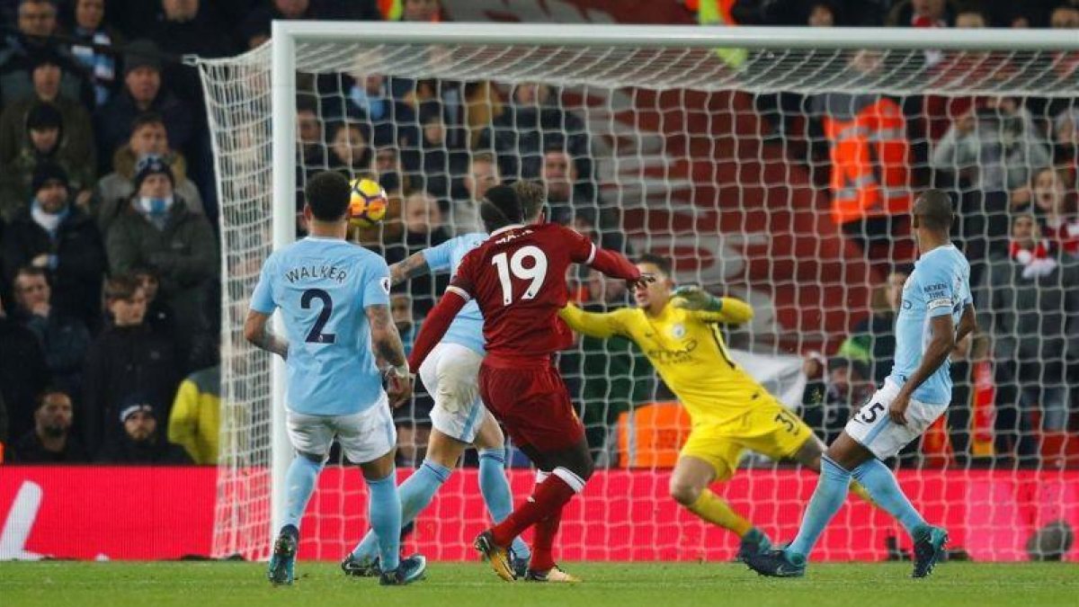 Sadio Mané anota el tercer gol del Liverpool contra el Manchester City.-REUTERS/ PHIL NOBLE