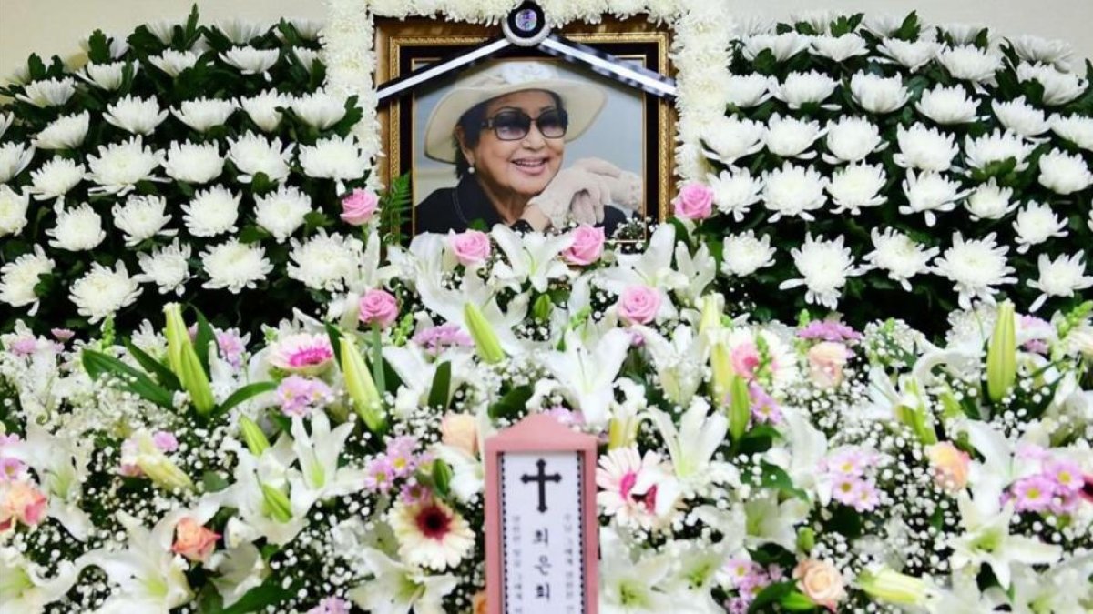 Homenaje floral a la actriz surcoreana Choi Eun-hee.-.42967352 (AFP)